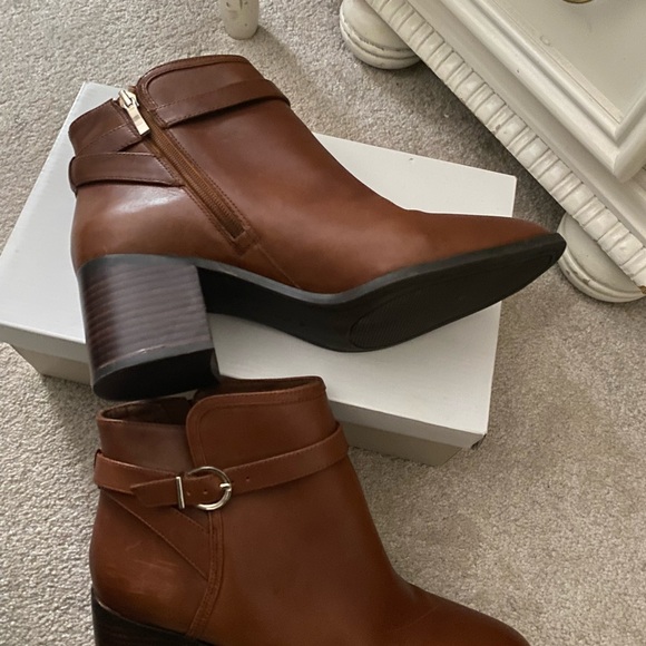 Like new - leather bootie. Color: Ginger very comfortable. Heel: 2 in. - Picture 4 of 4